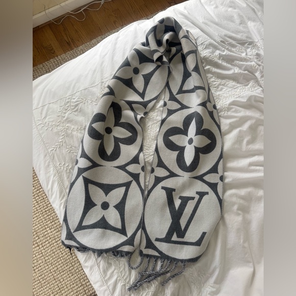 Louis Vuitton - LV Medallion Scarf - Picture 3 of 10